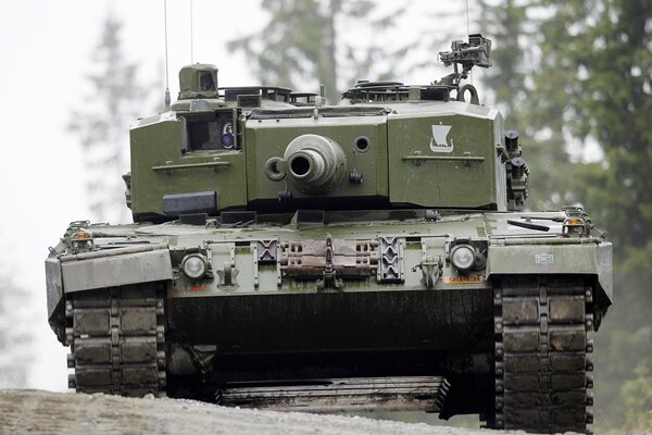Боевой танк на фоне леса