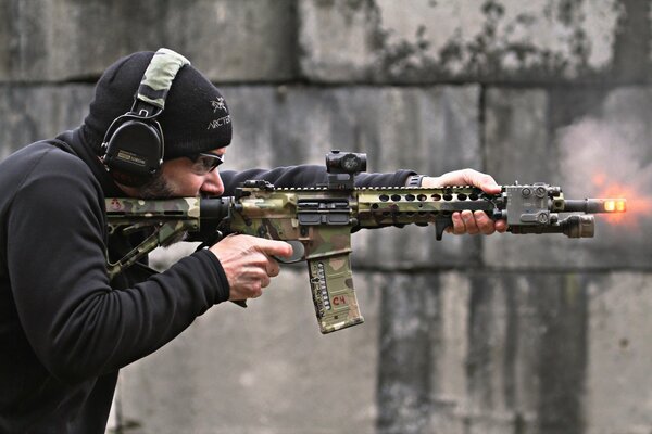 A man shoots with an m4 weapon