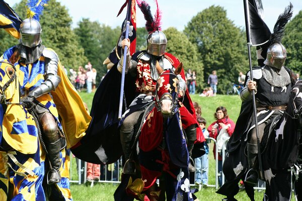 Historische Rekonstruktion von Rittern in Rüstungen auf Pferden