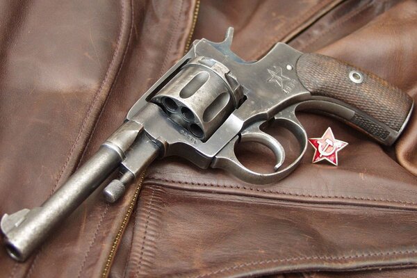 Revolver, star badge with hammer and sickle