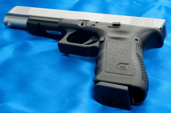 Pistola Glock 20L sobre fondo azul