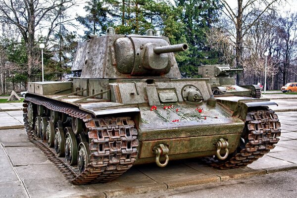 Monumento al carro armato sovietico con garofani