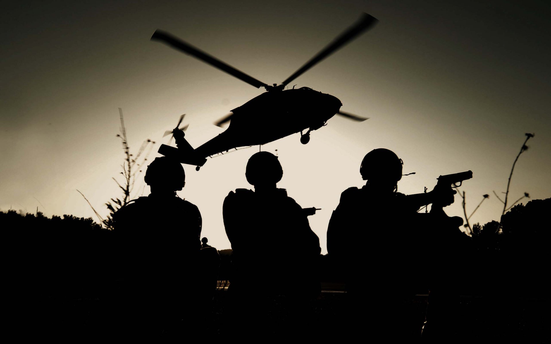 soldats forces spéciales atterrissage hélicoptère mn-60k black hawk silhouettes dans nuit