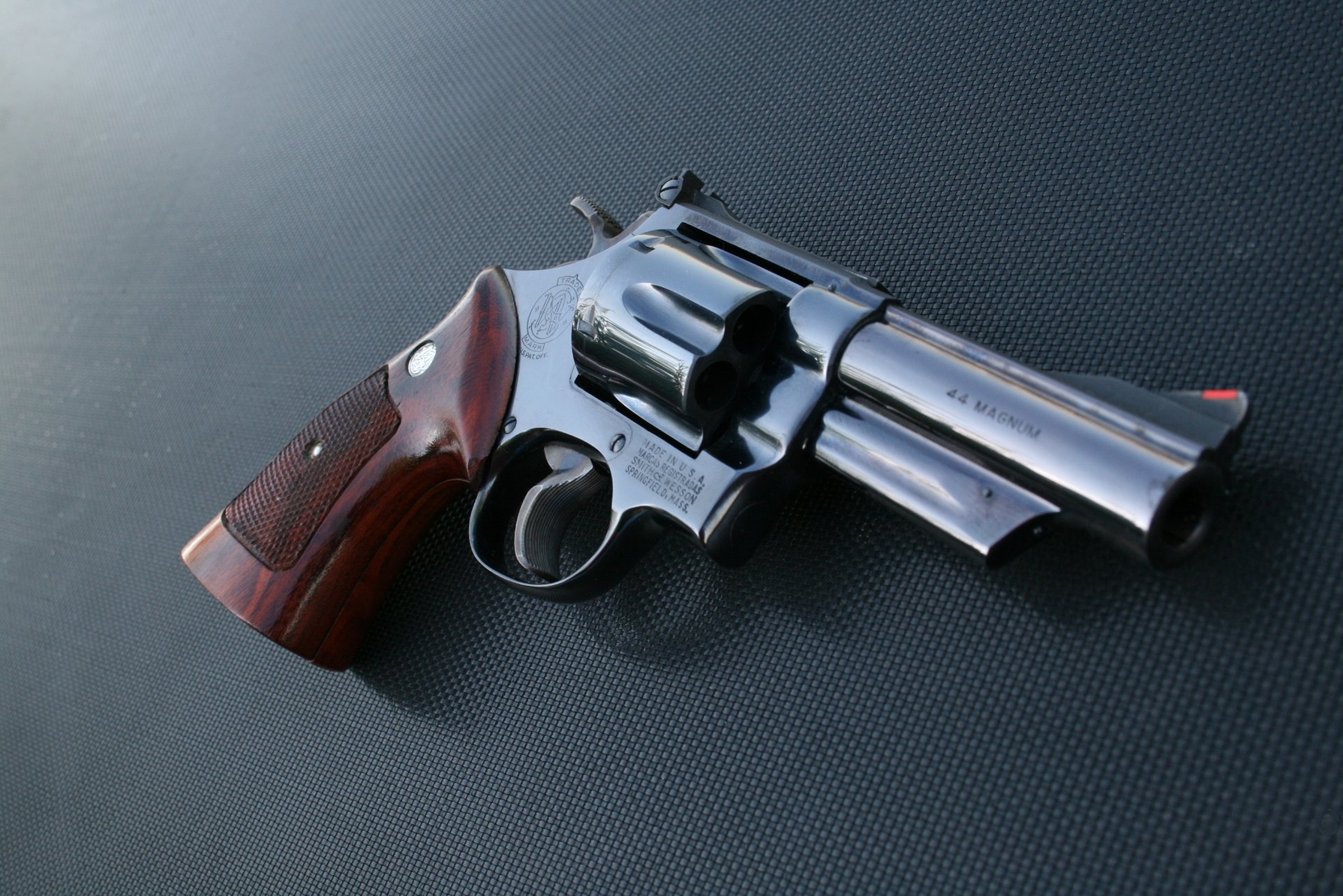 magnum revolver arme gros plan polissage