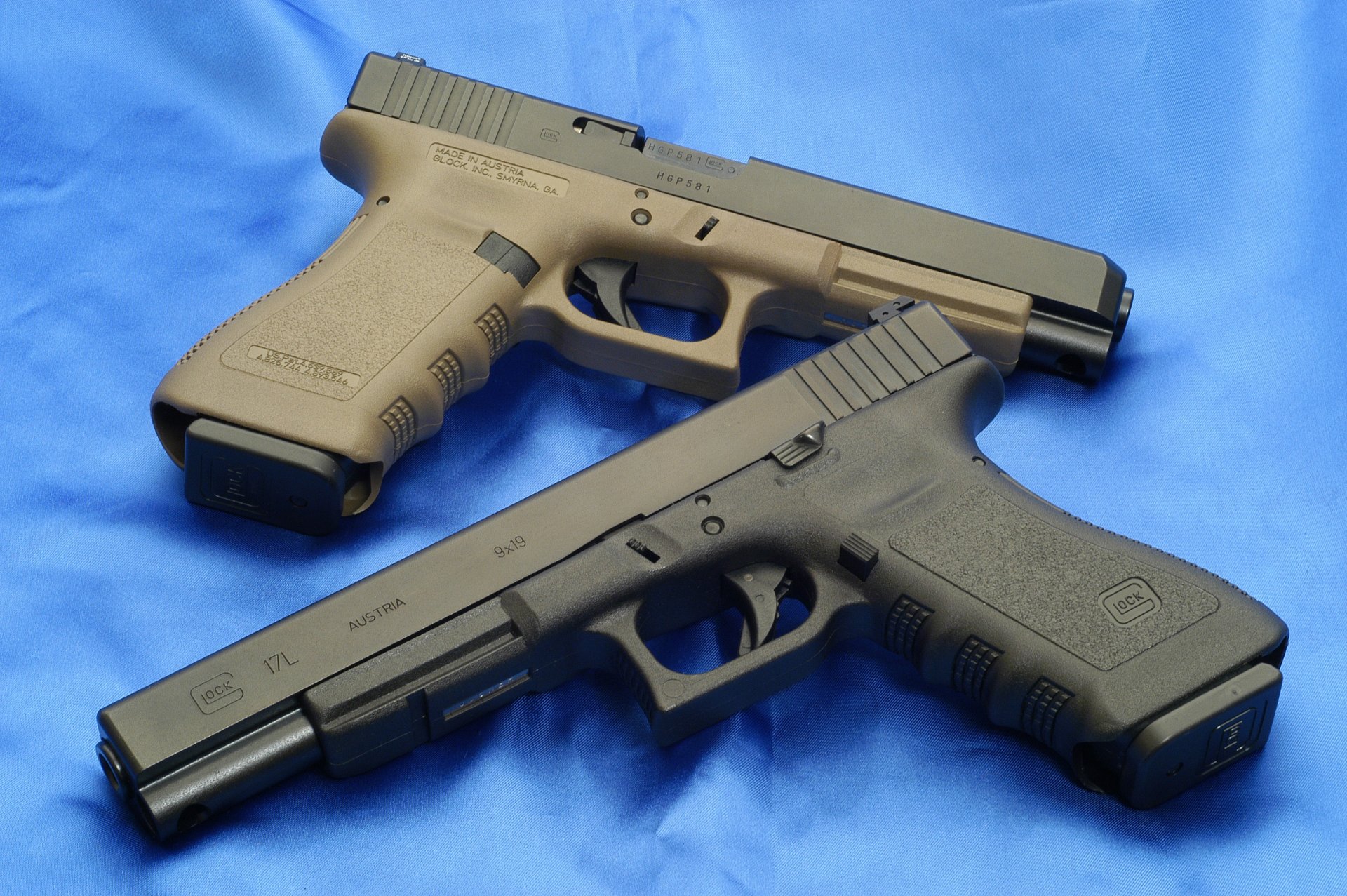 glock 34od 17l armas fondos de pantalla 34od 17l pistolas fondo lienzo azul