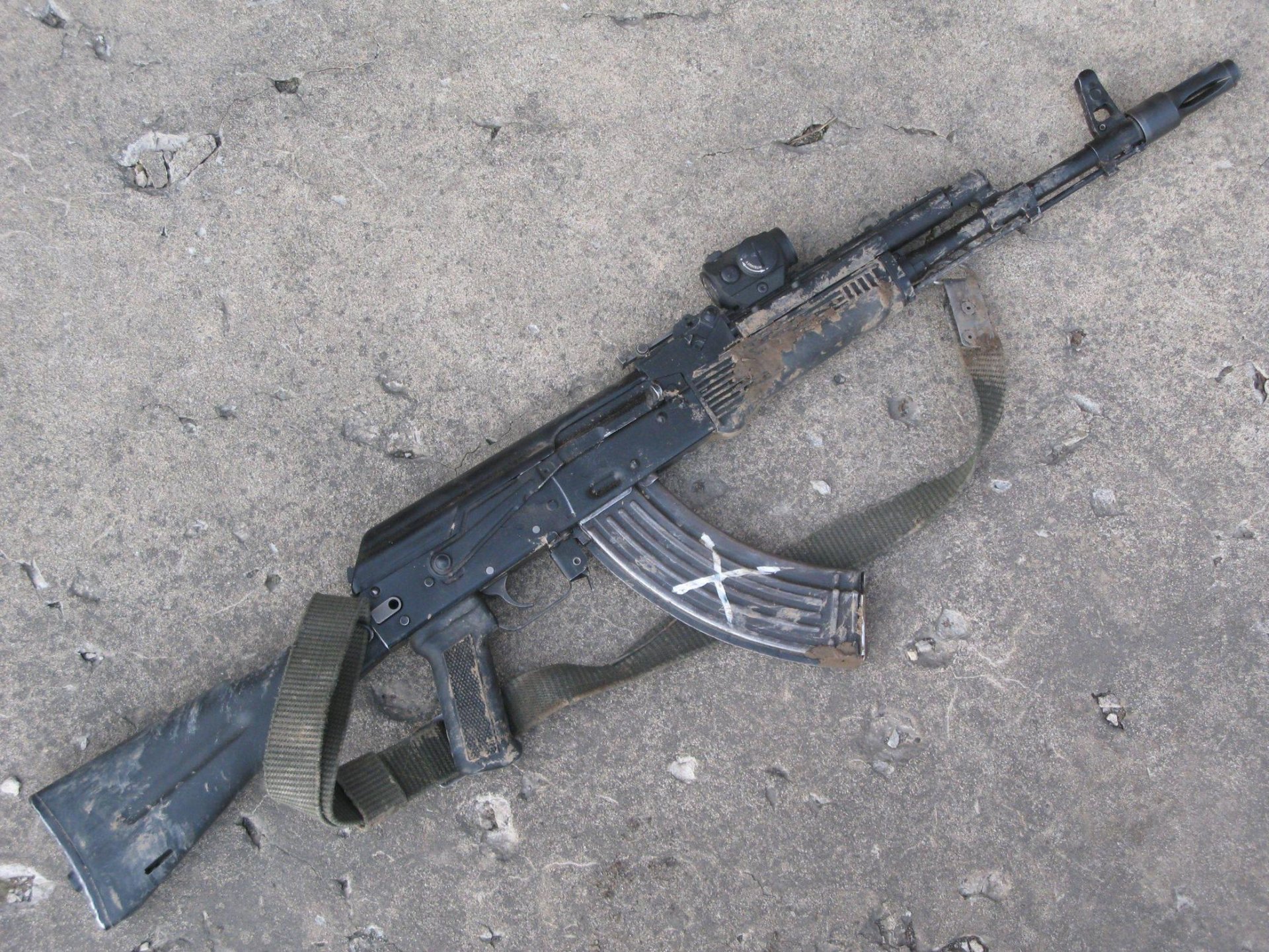 fucile d assalto kalashnikova kalash ak-74 sporco lascia che sia srach