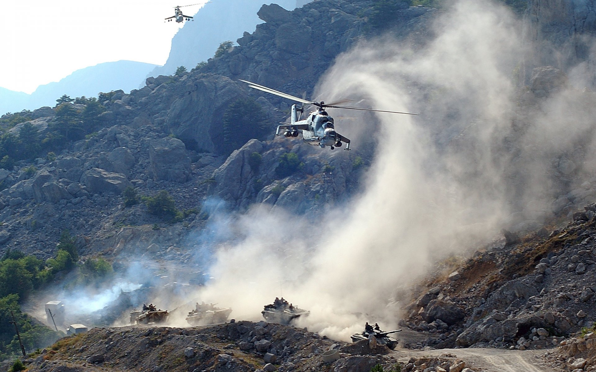 colonna auto serbatoio bmpshki copertura scorta elicotteri mi-24 montagne strada fumo polvere