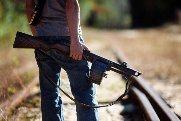 Un homme tient une arme dans ses mains