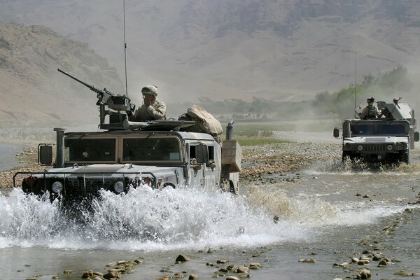 Afghanistan su uno sfondo di cielo e montagne
