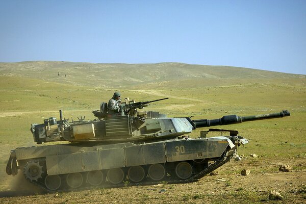 Char militaire sur le terrain avec des armes