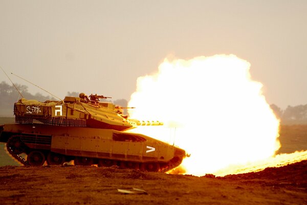 Der Panzer fährt auf dem Boden und in der Nähe des Feuers