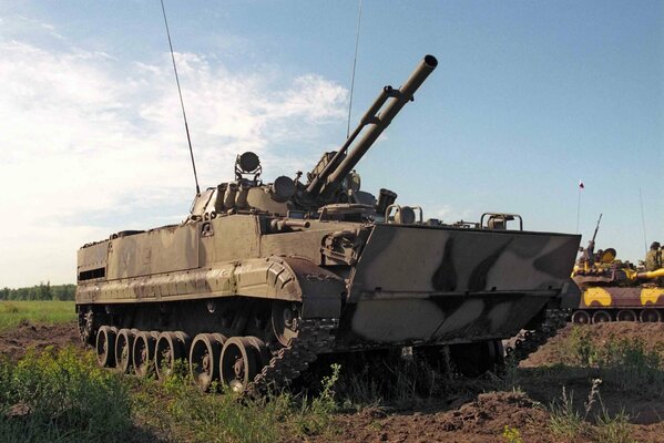 Veicolo da combattimento BMP-3 contro il cielo e l erba verde