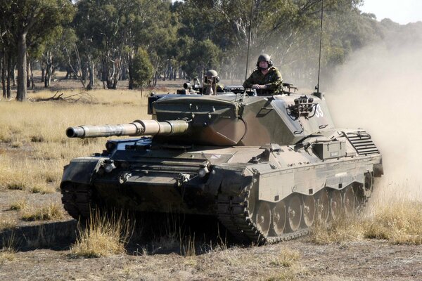 Zdjęcie czołgu wojskowego. Lampart