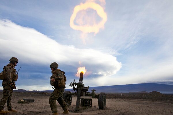 I soldati sparano con un cannone nel cielo