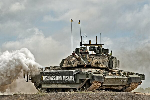 Carro armato britannico Challenger 2 con bandiere