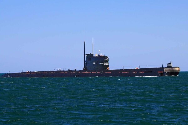 Image of a fleet and a submarine in the ocean