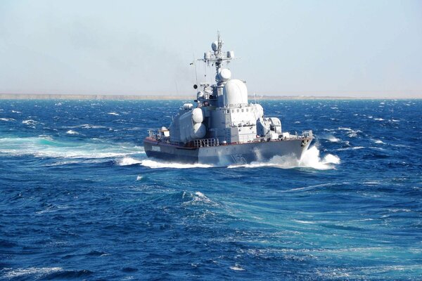 Nave da guerra nel mare blu