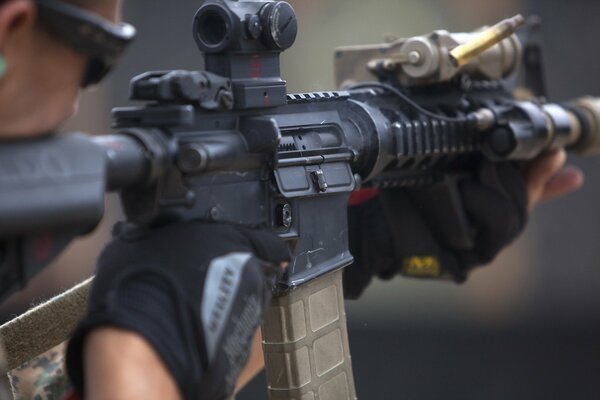 Ein Soldat bereitet sich auf das Abfeuern von Waffen vor