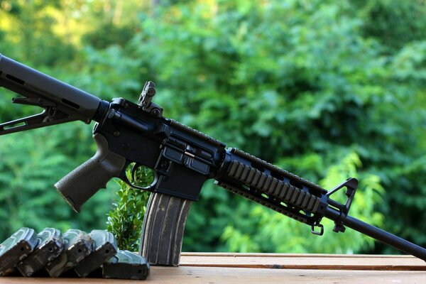 Karabin szturmowy AR-15 i 5 magazynków zapasowych