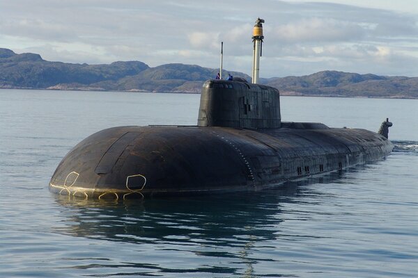 Atomowy okręt podwodny na morzu