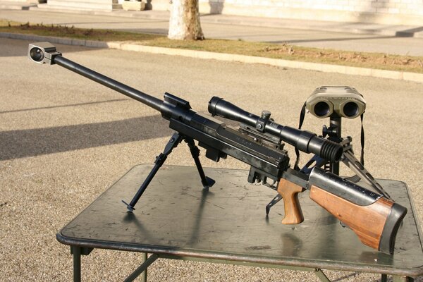 Rifle de francotirador de gran calibre y binoculares