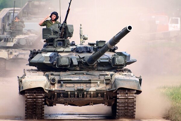 Боевой танк т-90 с танкистом