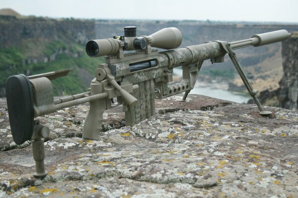 Large-caliber weapon sniper rifle