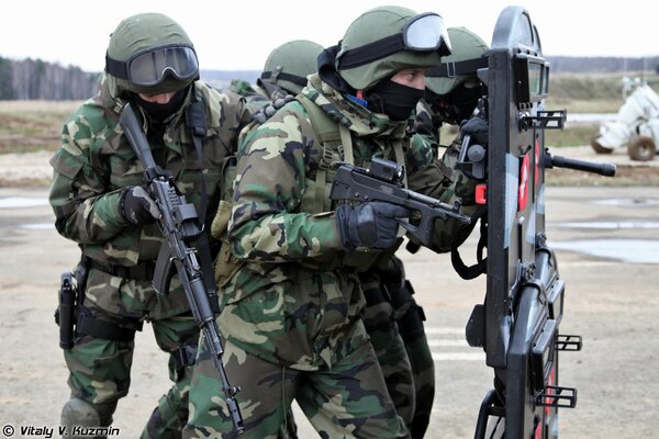 Soldados de las fuerzas especiales de la Federación rusa con armas