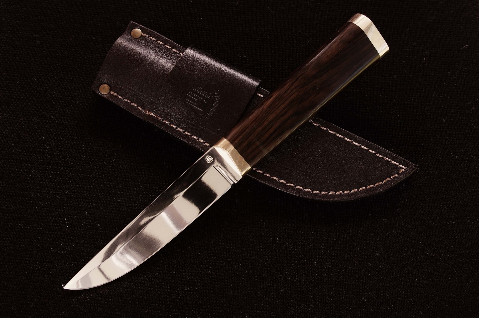 coltello fodero pelle sfondo