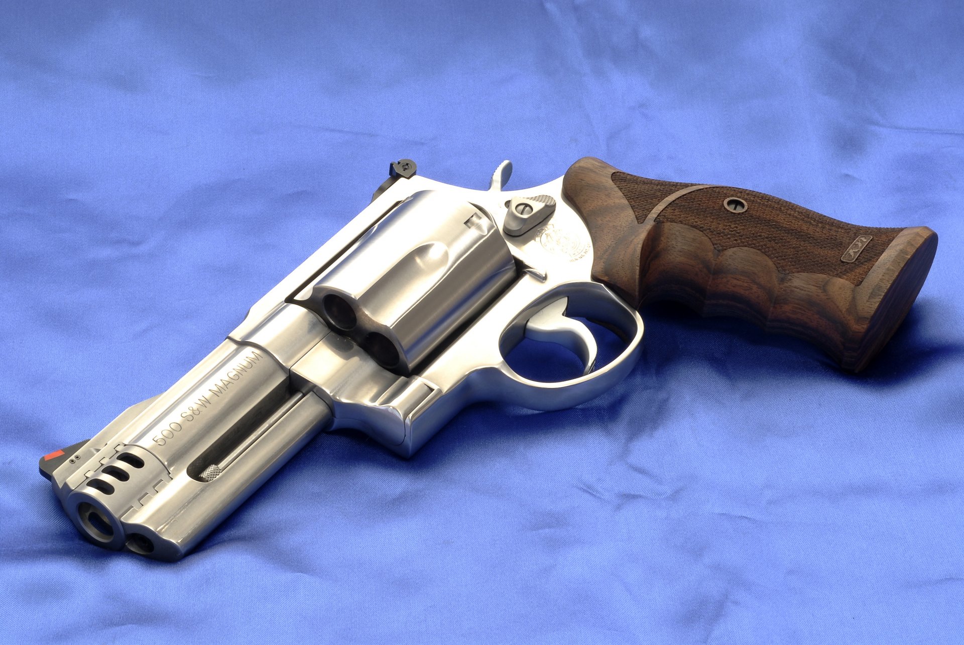 smith-wesson i model 500 500 s & w magnum pistolet smith wesson rewolwer chrom rękojeść płótno tło