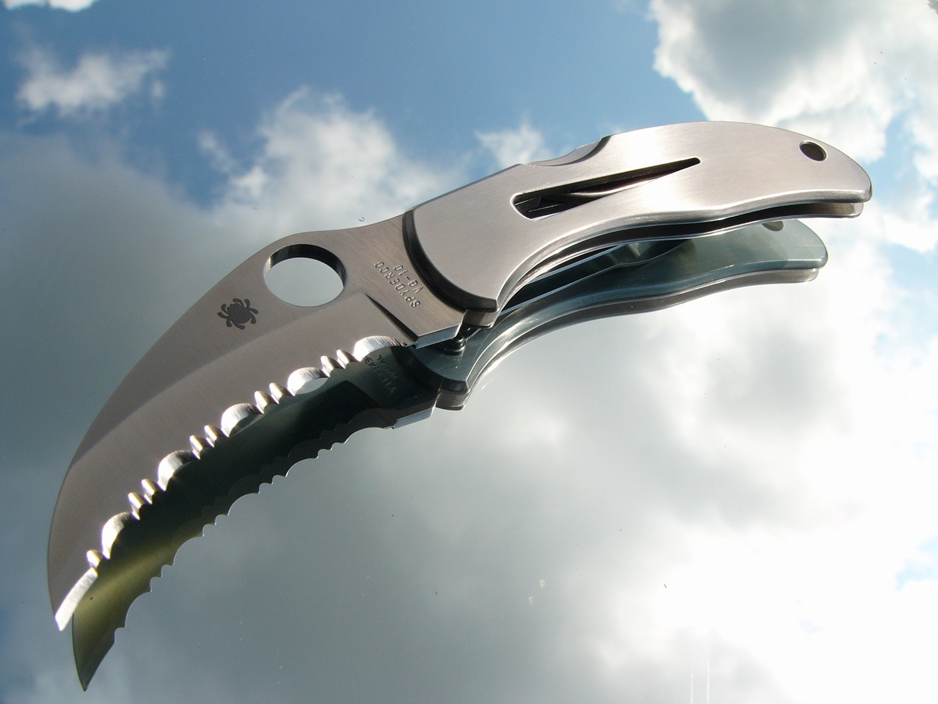 pyderco vg-10 messer faltbar kerambit spiegel reflexion wolken himmel