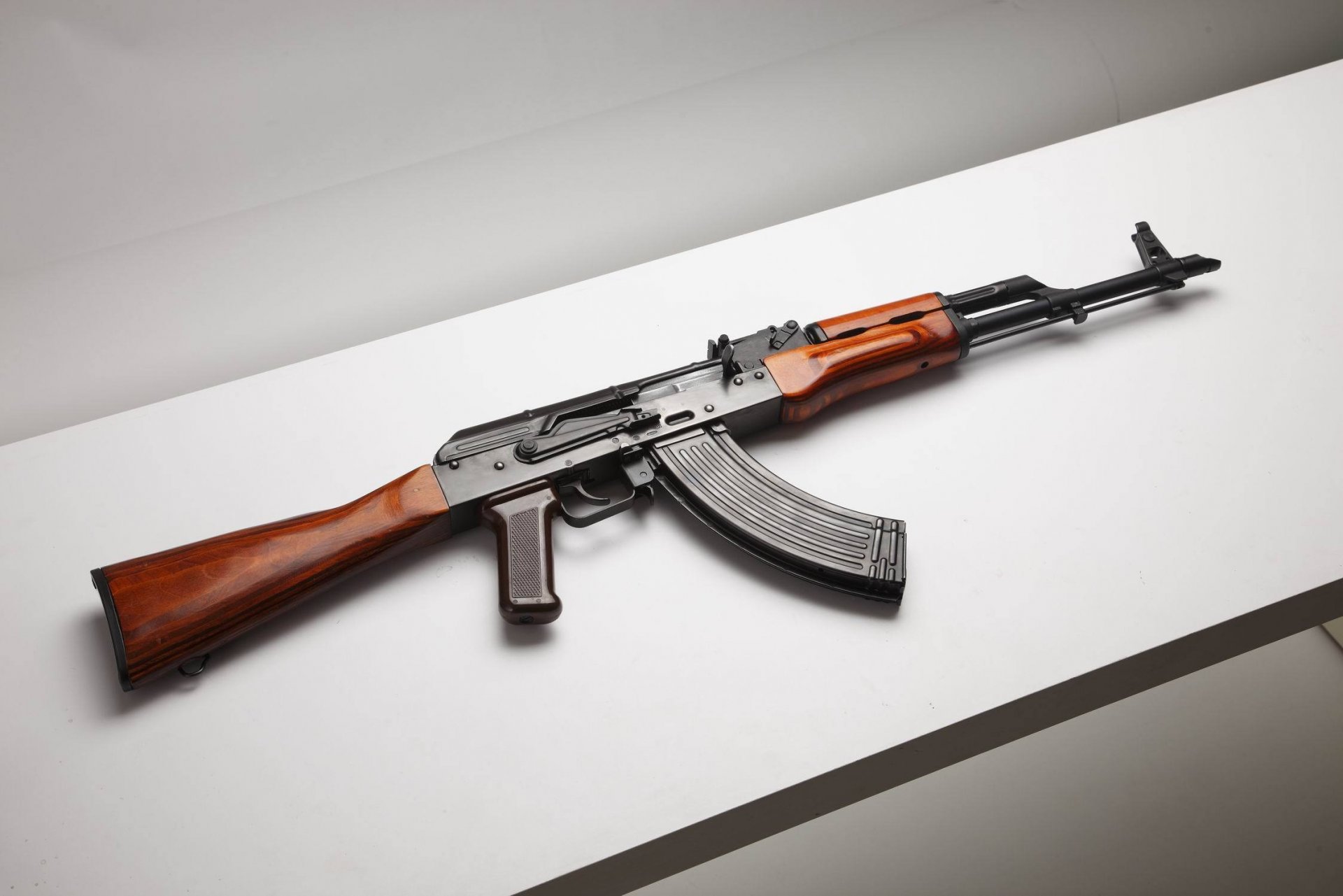 akm kalashnikov modernizzato kalash urlatori russia calcio maniglia otturatore legno fuoco carta da parati arma