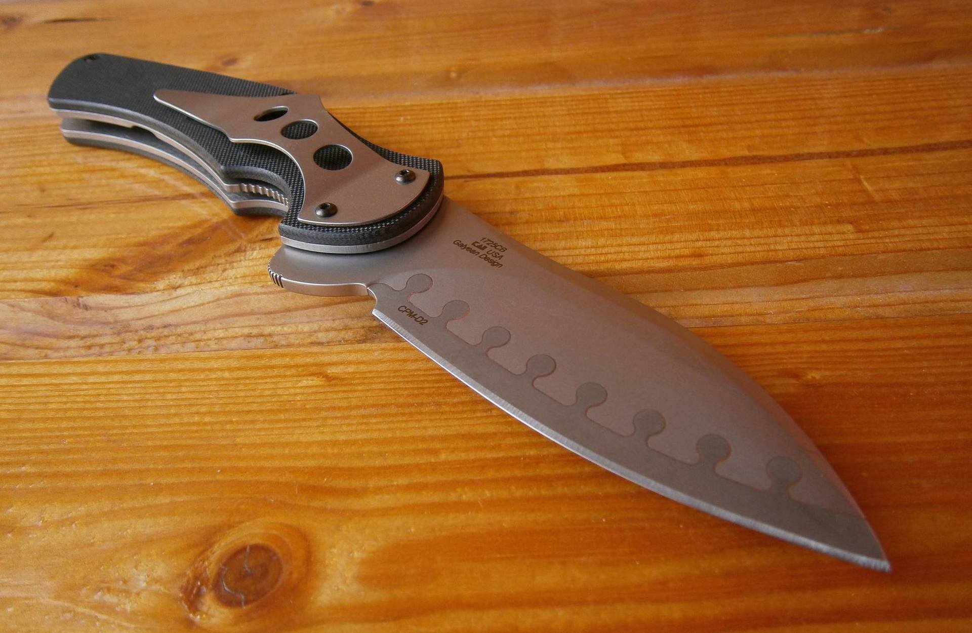 cuchillo plegable crm-d2 - insertar fondo madera