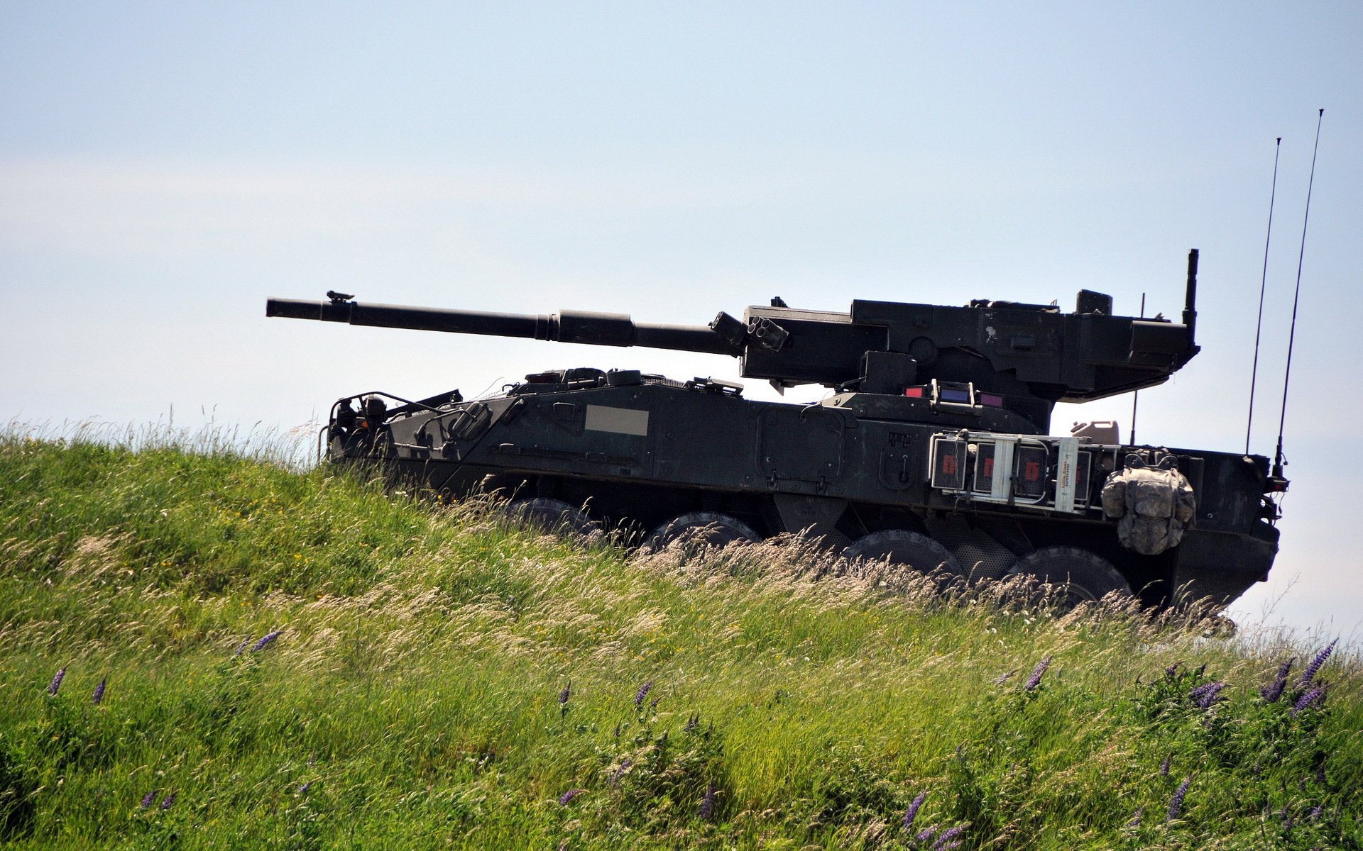 stryker con pistola móvil arma fondo