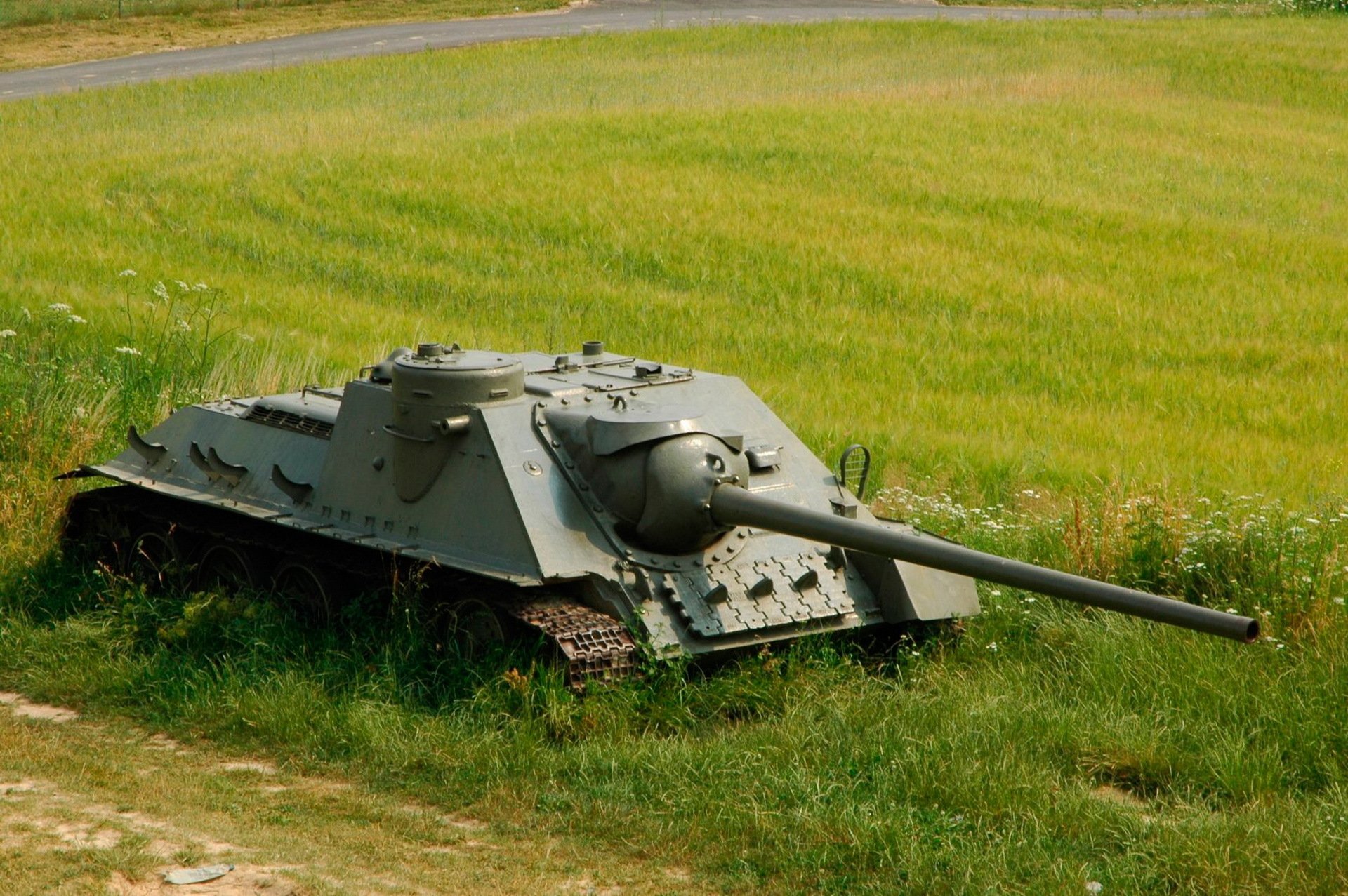 acs su-100 soviet self-propelled artillery installation