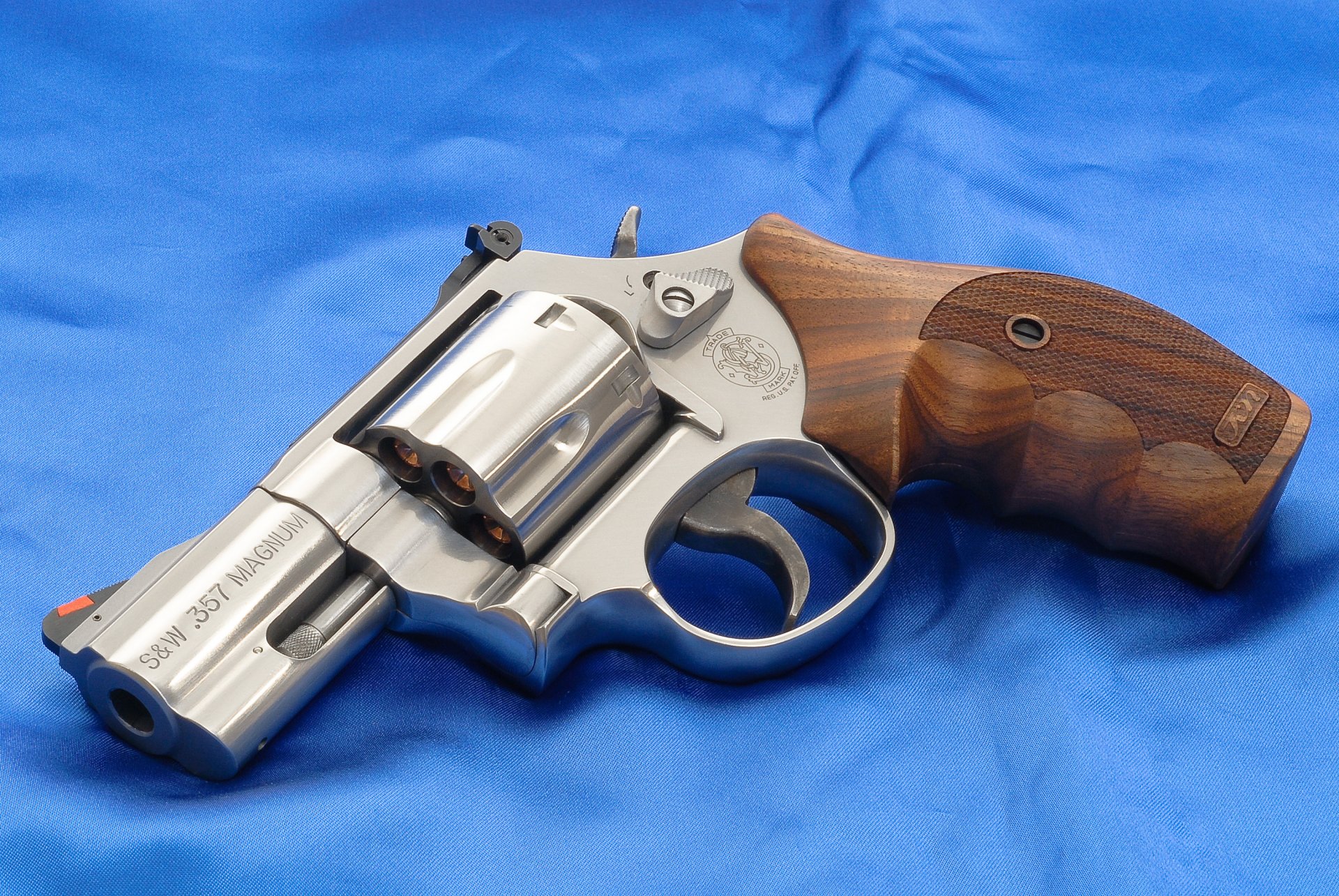 smith-wesson y modelo 686p revólver papel pintado arma lienzo fondo