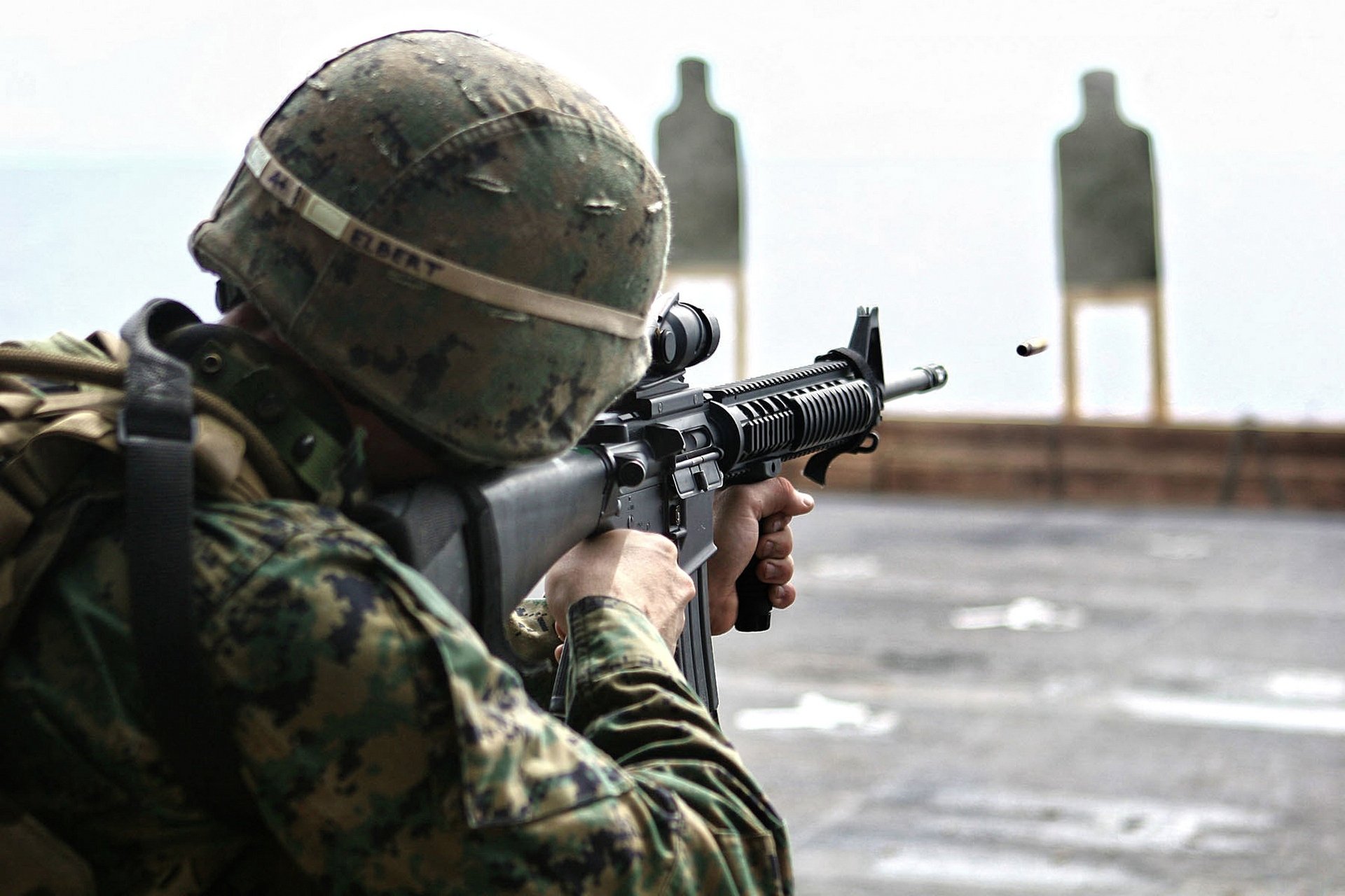 waffe soldat sturmgewehr gewehr ar-15 kugel ziel tarnung schießen zielfernrohr