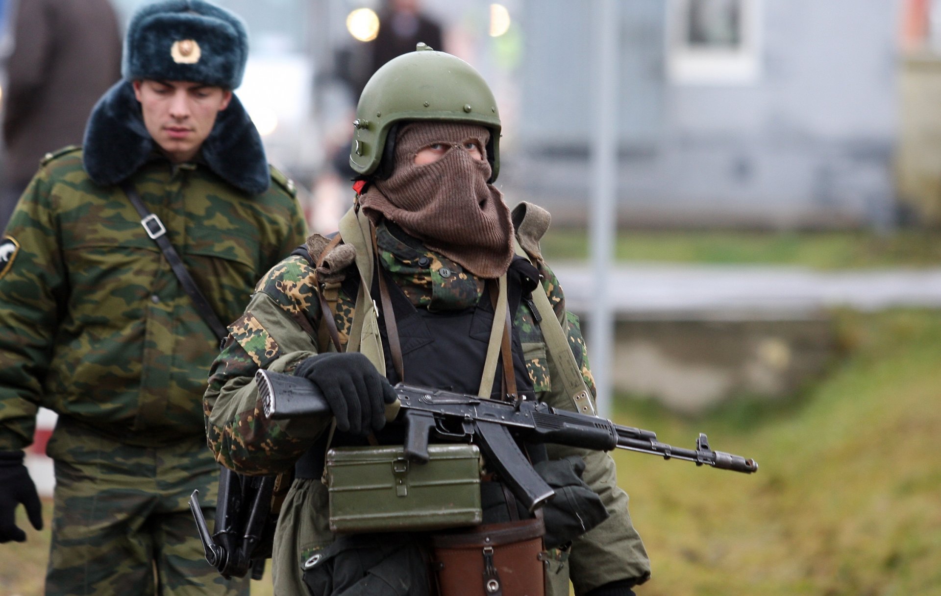 soldat militaire russe russe homme fusil d assaut kalachnikov arme ak-74 camouflage ushanka chapeau masque forces spéciales portée casque fond d écran