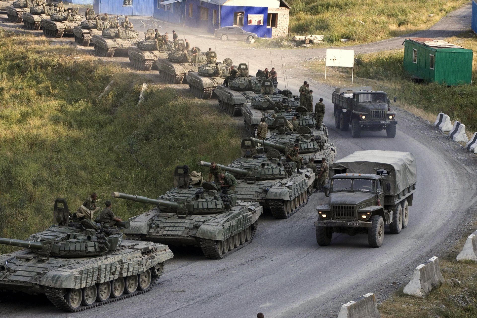 tanques columna de tanques t-72 cáucaso guerra camiones carretera