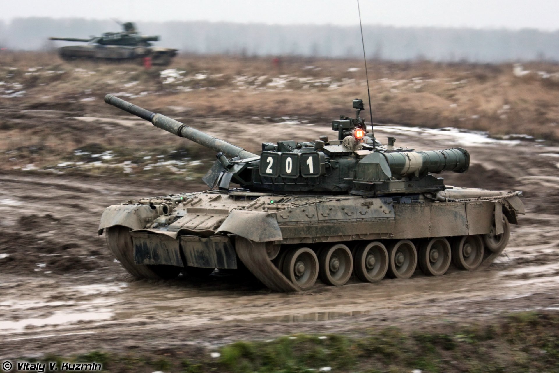 t-80u mbt tank dirt russian armed force