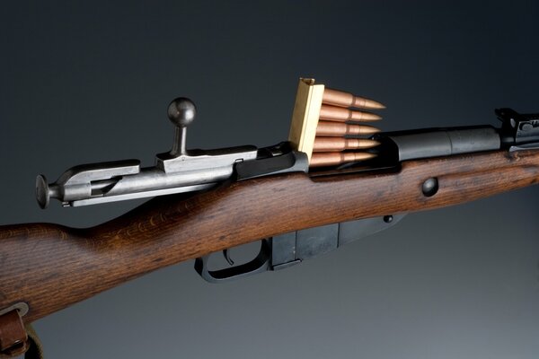 Gewehr mit offenem Verschluss und Munition