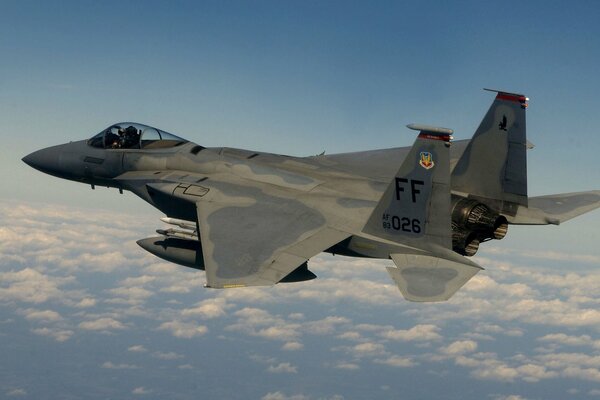 Caza f-15 volando entre las nubes