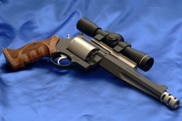 Smith&Wesson Magnum auf blauem Hintergrund