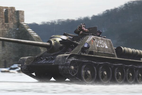 Panzerfahrer schaut aus dem Tank ins Fernglas