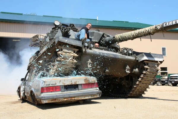 Un tanque aplastó un automóvil