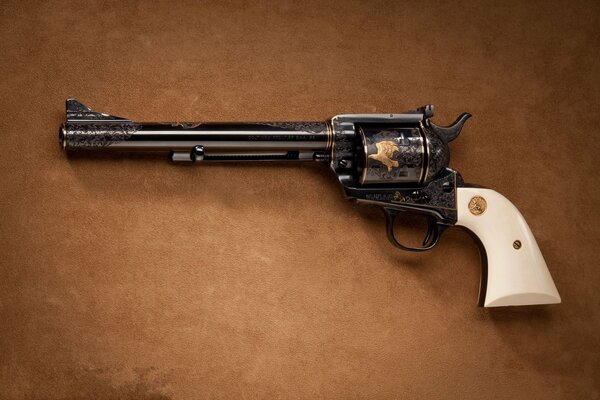 Pistola con empuñadura blanca sobre fondo marrón