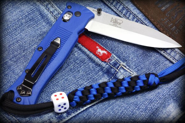 Coltello pieghevole sui jeans