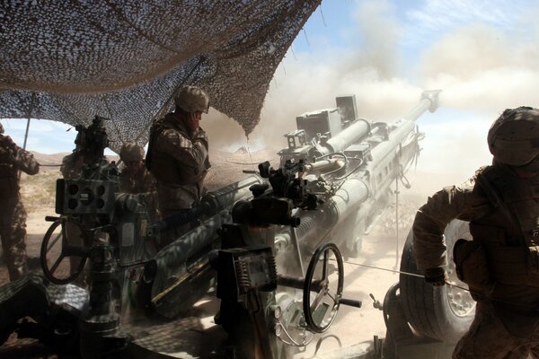 Soldaten in Uniform mit einer Kanone