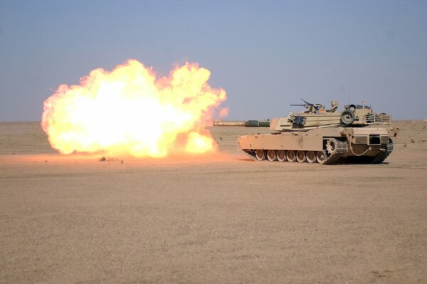 Disparo del tanque m1a1 en el desierto
