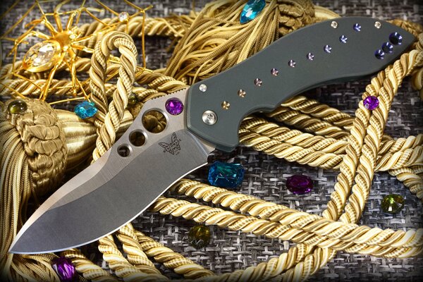 Cuchillo glamoroso adornado con diamantes de imitación